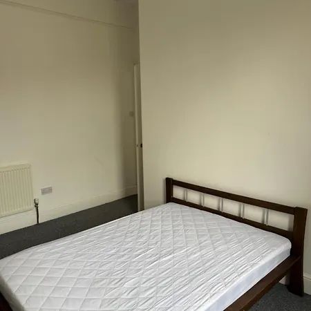Spacious 1 Bedroom Flat, Fantastic Location Apartment *