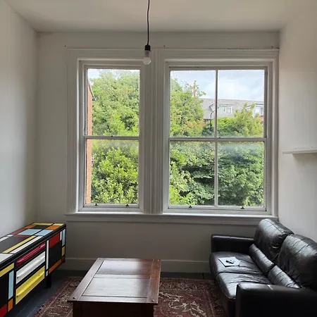 Spacious 1 Bedroom Flat, Fantastic Location *