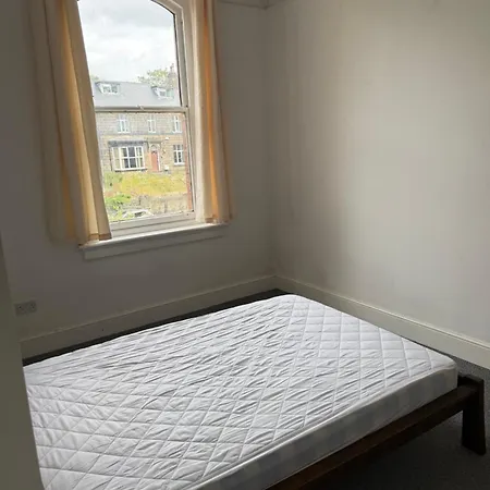 Spacious 1 Bedroom Flat, Fantastic Location *