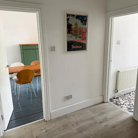 Apartment Spacious 1 Bedroom Flat, Fantastic Location *
