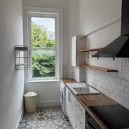 Apartment Spacious 1 Bedroom Flat, Fantastic Location *
