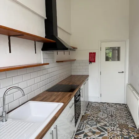 Spacious 1 Bedroom Flat, Fantastic Location Apartment